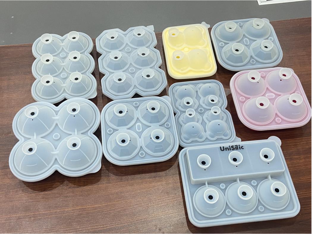 BPA Free 4 Cavity Silicone Ice Cube Mold with Lids - China Silicone Ice Cube  Mold and Silicone Ice Mold price